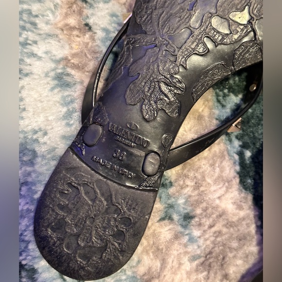 Valentino Garavani RUBBER ROCKSTUD THONG size 38 - Picture 9 of 10